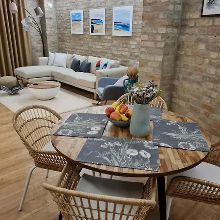 Art Gallery Apartment *